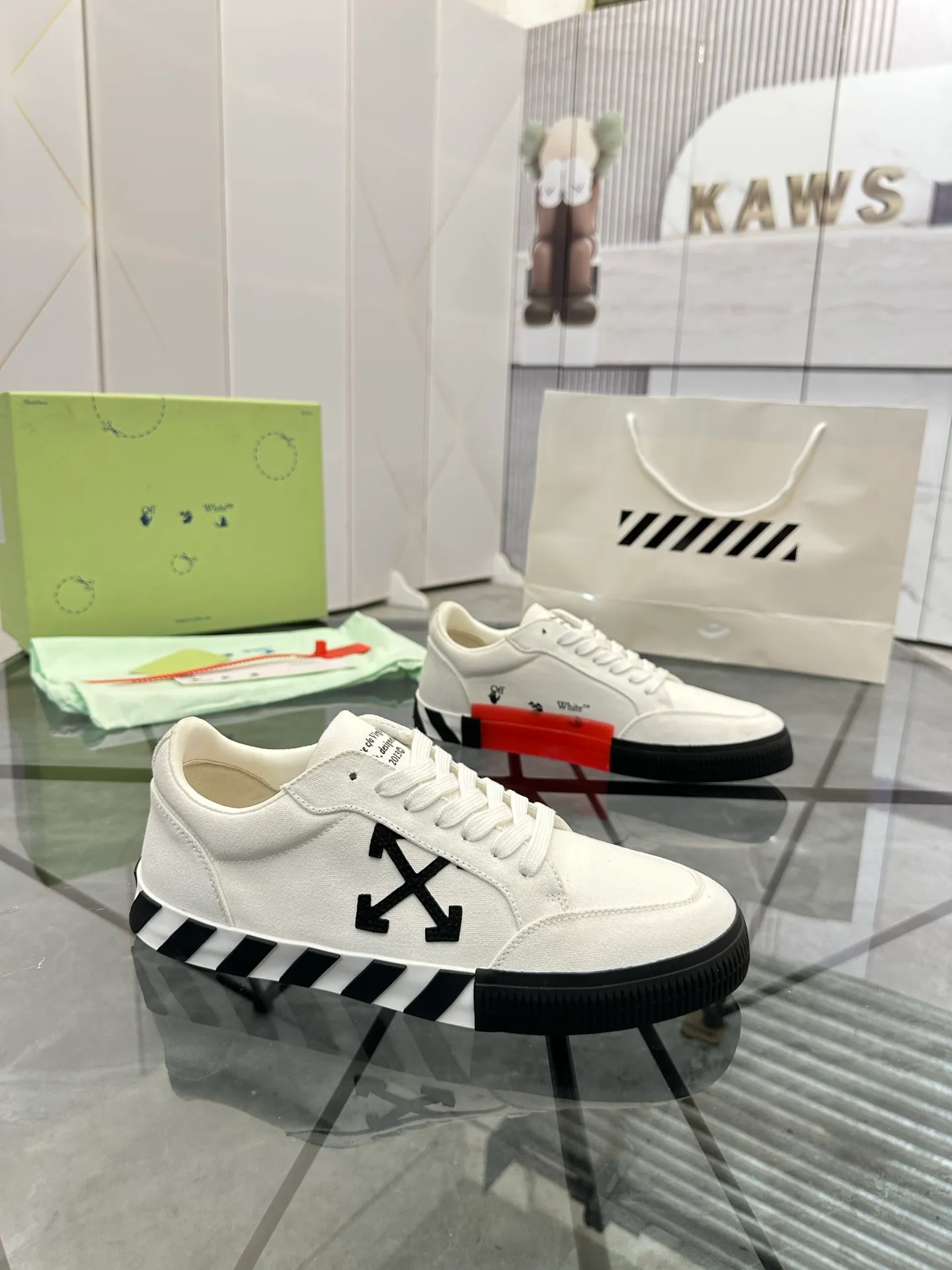 Selling men's shoes 💰: 💰P440¥ Product trademark: OFF WHITE *"OFF WHITE*" low-top casual shoes Regular size: 35-45 (can be customized to 46) Couple style Product materials: Original fabric from the upper counter, breathable lining, original outsole. No.: H203